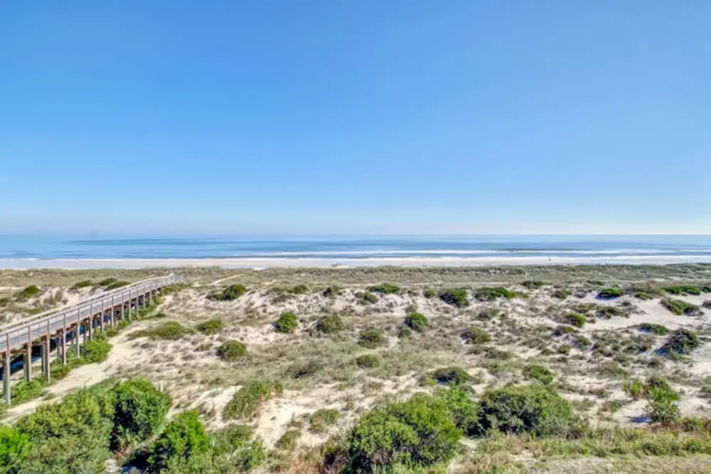 Oceanfront Condo With Great Ocean View, Balcony, Fast Wifi & 2 Shared Pools