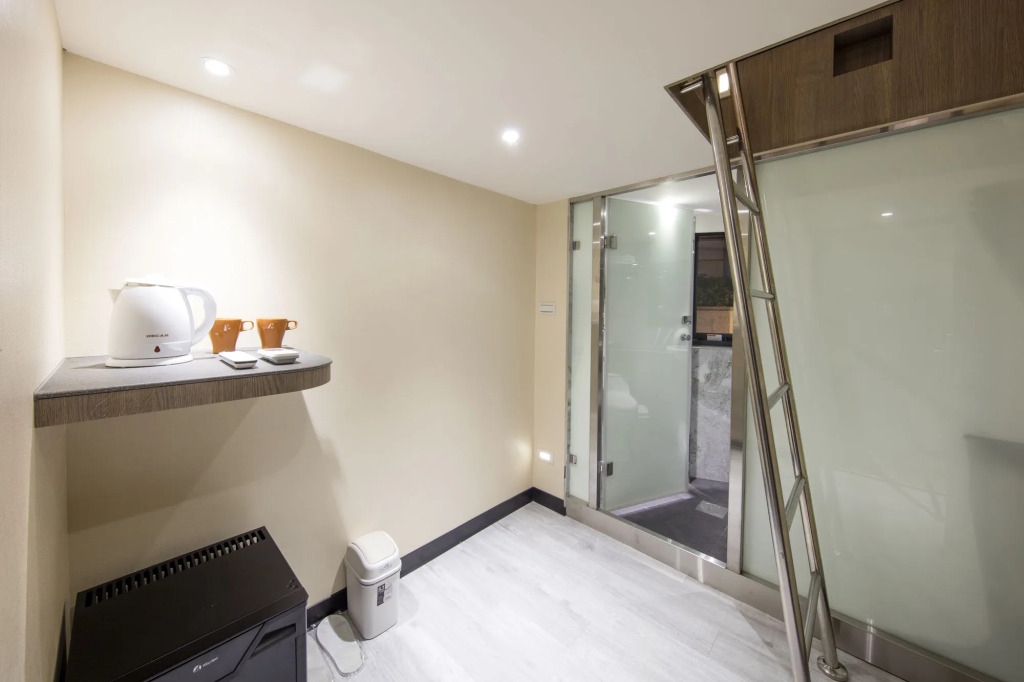 Metro Apartment