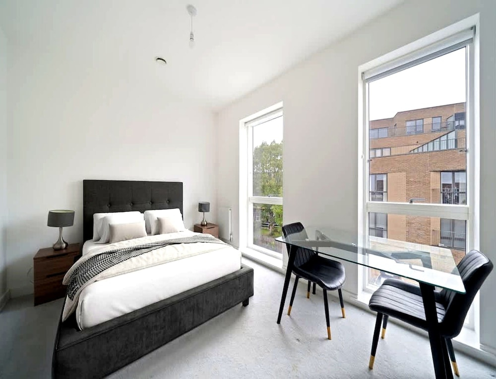 Spacious London Townhouse With Parking