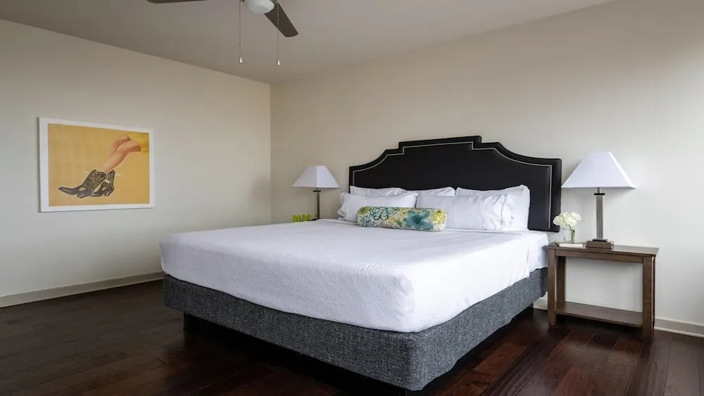 16th FL Bold CozySuites w/pool, gym, roof #4