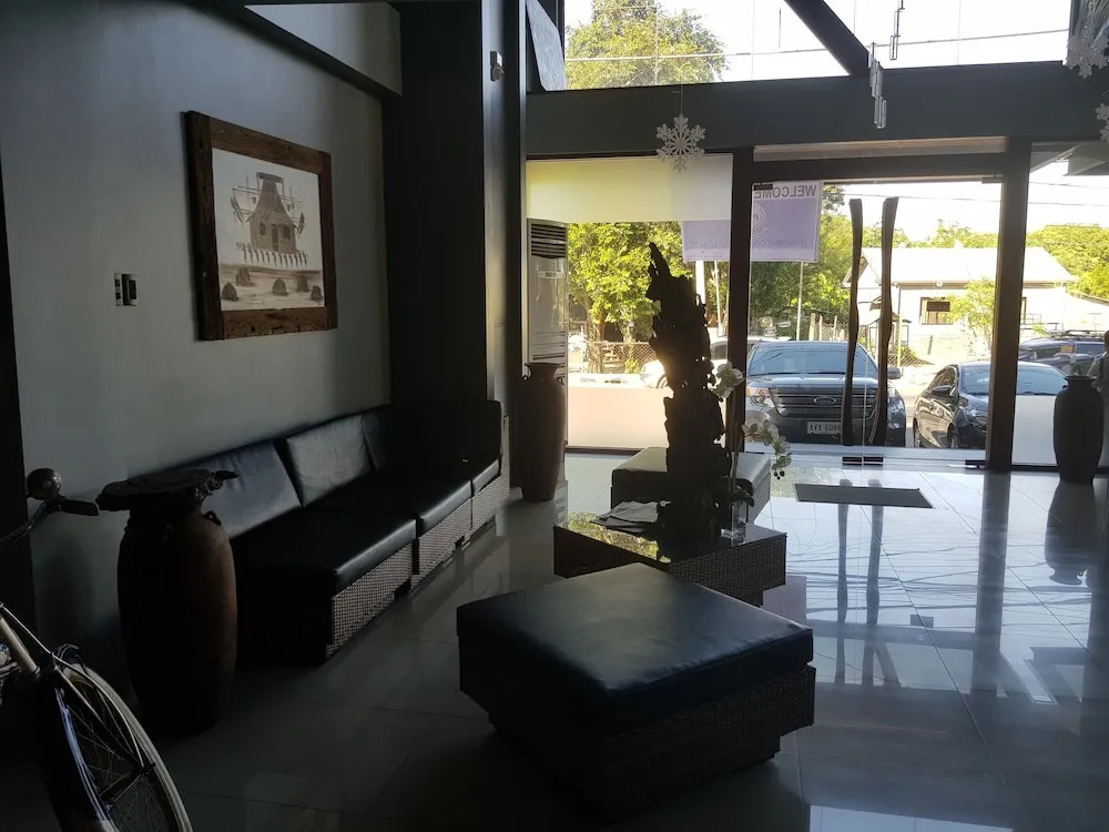 La Jenns Hotel and Resto Grill