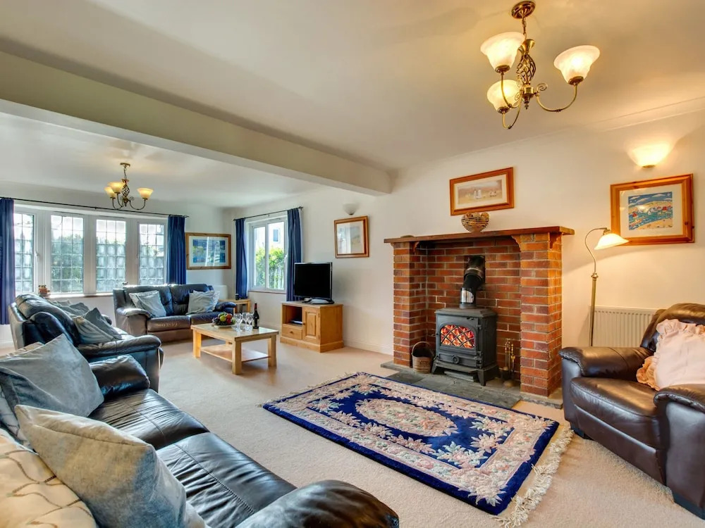 Detached Holiday Home With a Colourful Garden, Stove and Cosy Furnishings