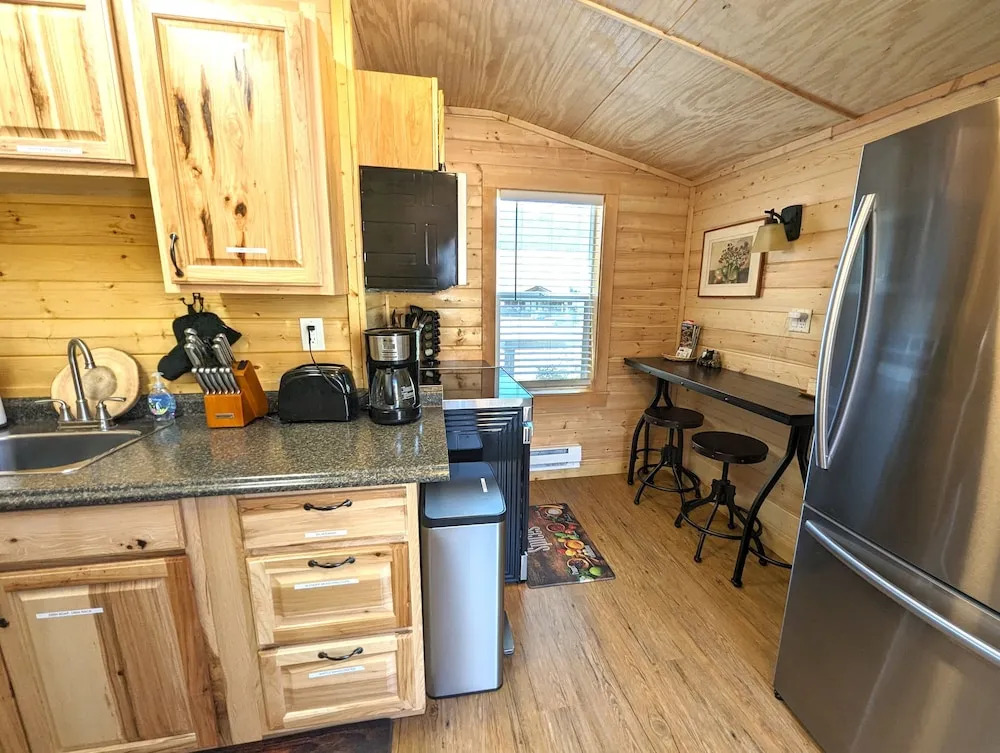 Yellowstones Treasure Cabins
