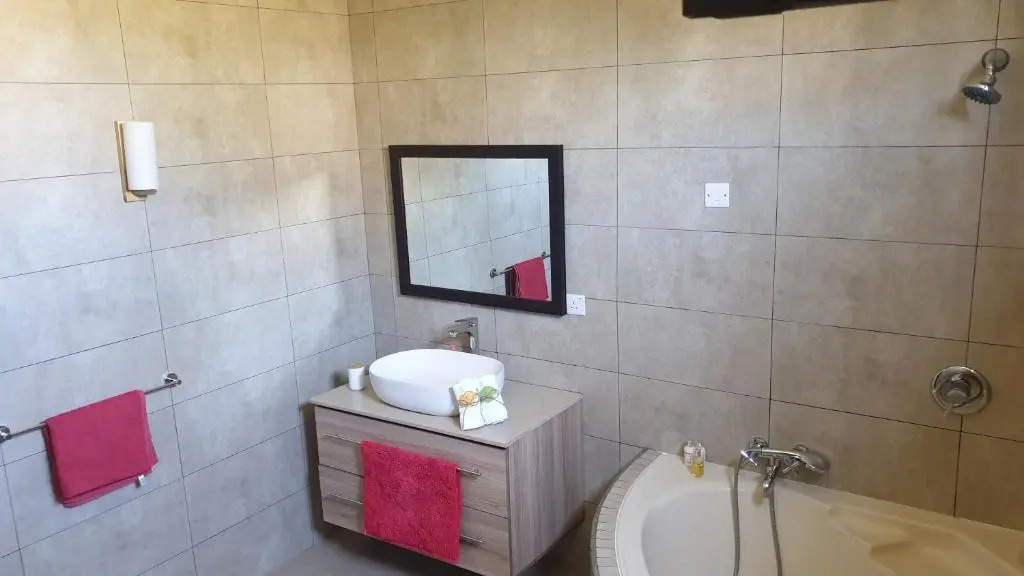 Villa - Sleeps 7 - Pool - Parking - Pets Ok
