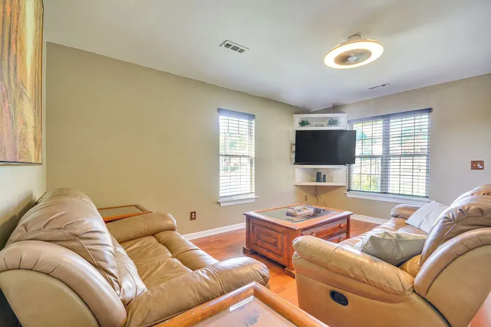 2 Mi to Dtwn Greensboro: Pet-friendly Retreat!