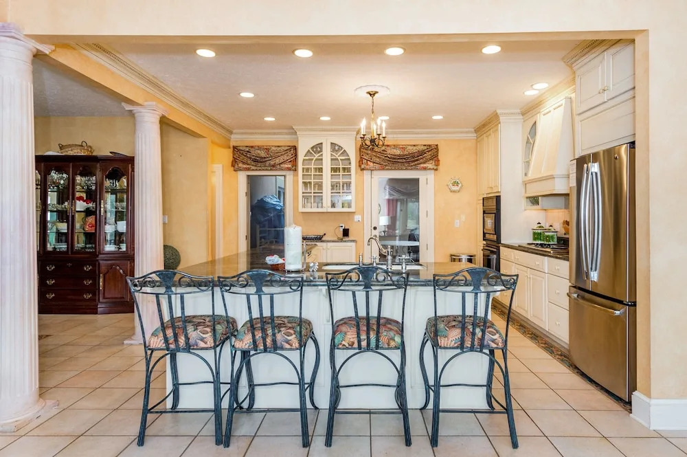 Magnificant & Private Lakefront 5 Bedroom Home