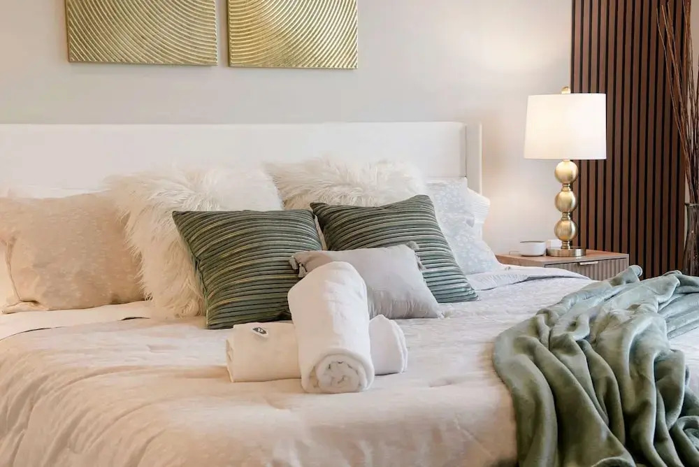 Welcoming Month Long Stays 2BD 2BA With Parking