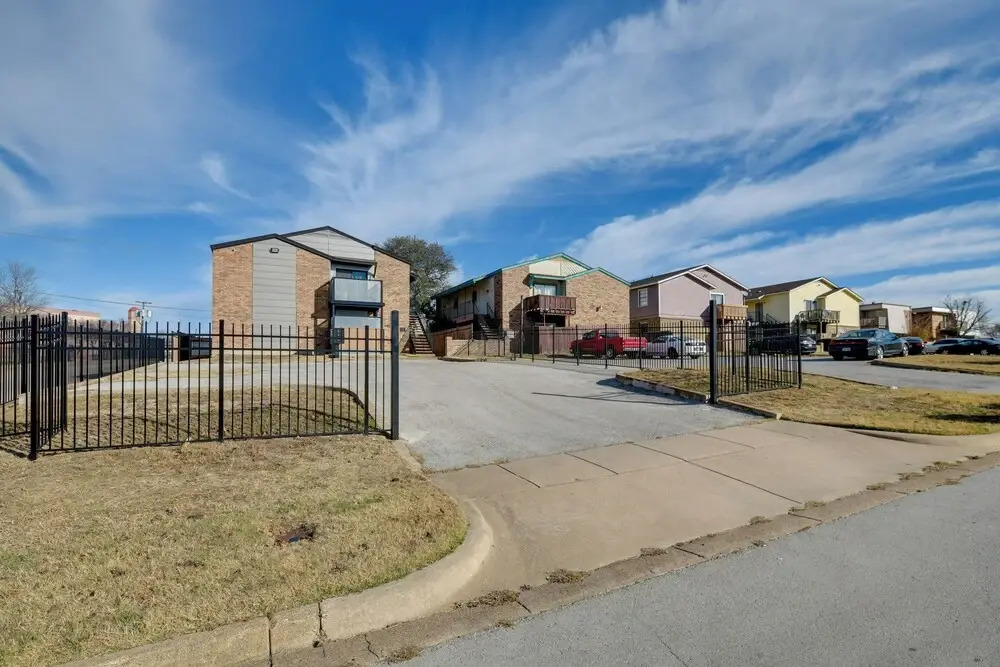 Fort Worth Home w/ Patio: 5 Mi to Dtwn!