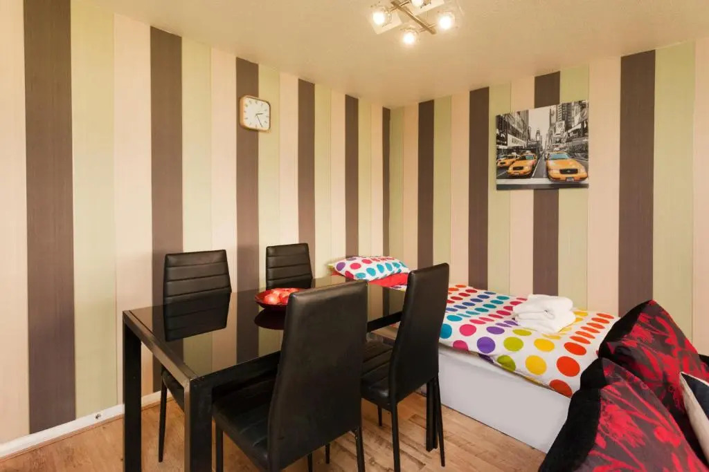 Victoria Centre 2 Bedroom Apartments with 4 Beds in Victoria Centre Shopping Centre - Nottingham City Centre - 24 hour access - Most Central Location - Full Kitchen - Opposite Hilton - Parking for Cars or Vans from Five pounds a day - Sunday 1pm Check-out