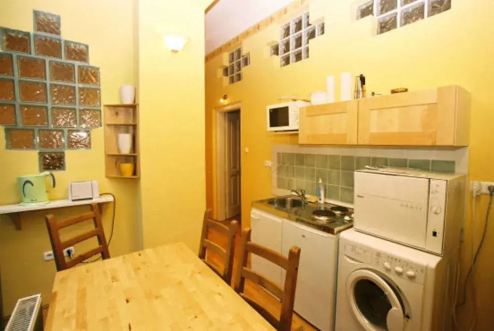 Club Apartments & Rooms