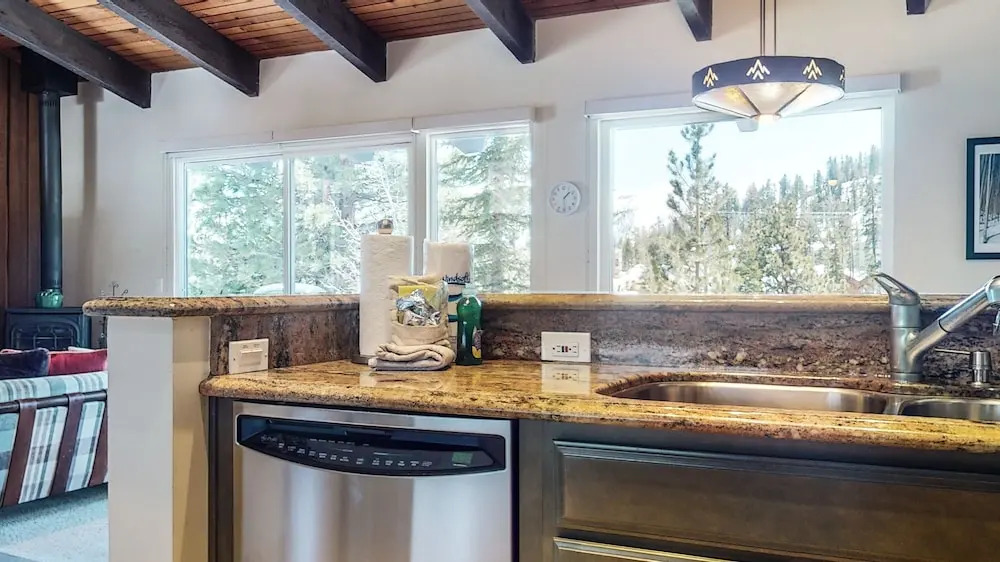 Mammoth West 140 Pet-Friendly Updated Condo, Just A Short Walk to Canyon Lodge by RedAwning