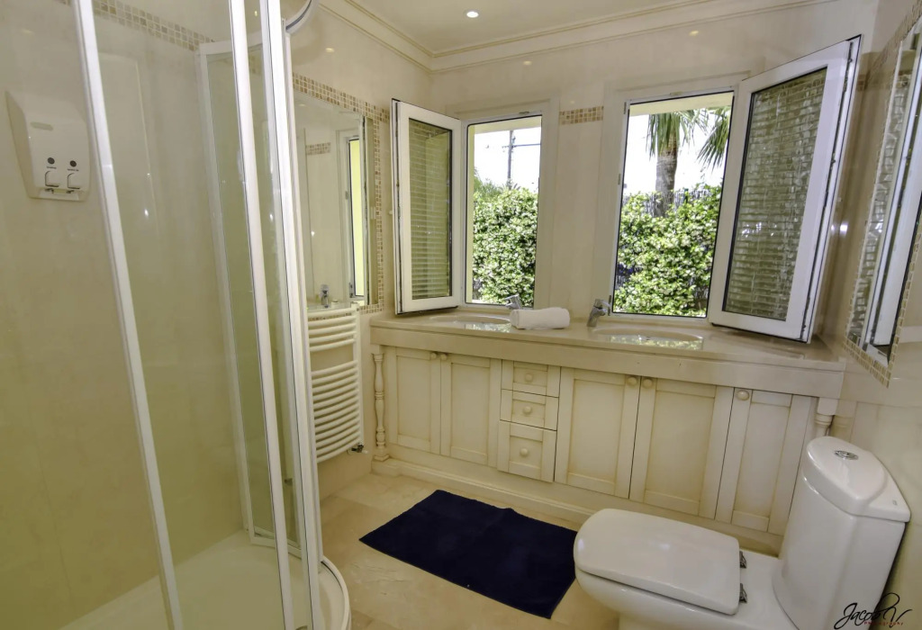 20001 - Exquisite Villa 50M To Beach