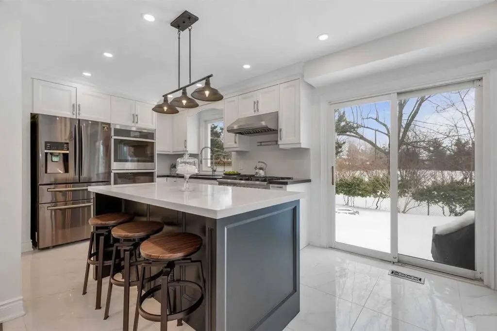 Modern main floor 3-bdrm apt backing onto a park