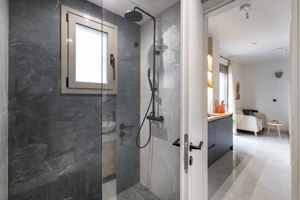 Oraya Chic Studio with Balcony in Athens