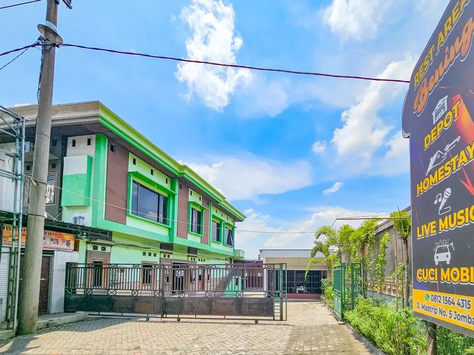 RedDoorz Syariah near Stadion Merdeka Jombang