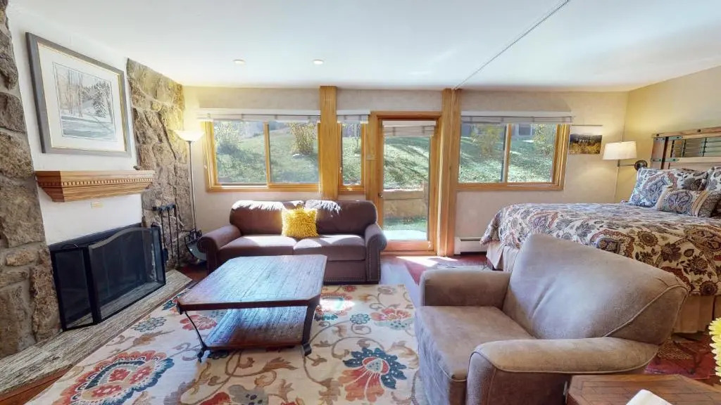 Laurelwood Condominiums Studio Premier Unit 404