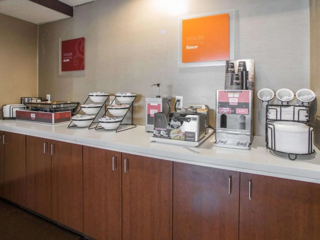 Comfort Inn & Suites Hazelwood - St Louis