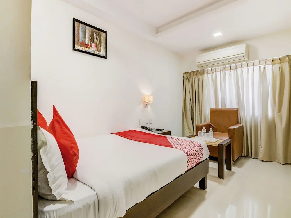 OYO 6383 Hotel Leela Grand Inn