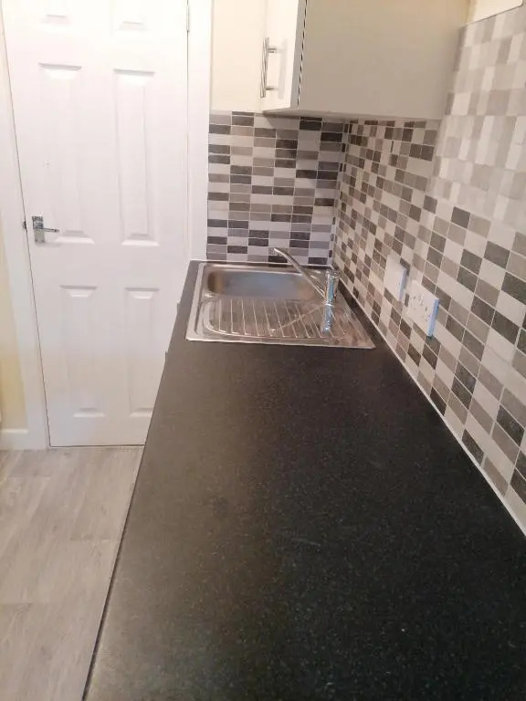 Self-contained studio flat bathrooms kitchens upgrade locations to city centre 15 minutes walking distance Nottingham universities Queen hospitals city hospitals