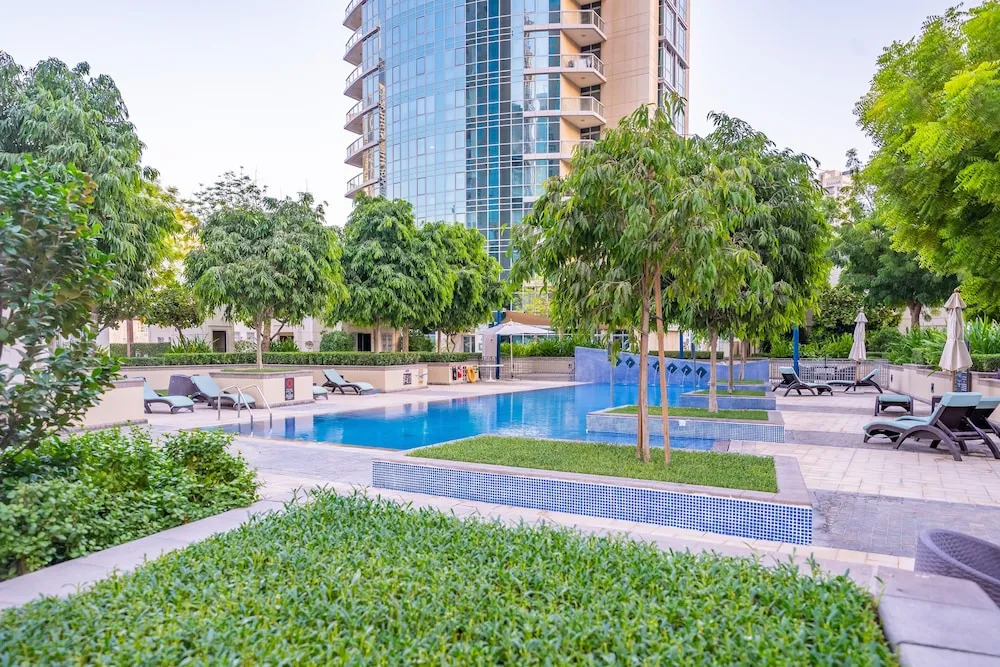 Monty - Stylish Apartment with Partial Burj Khalifa View