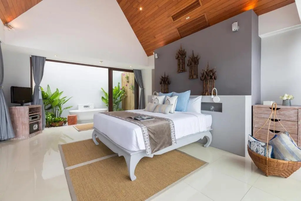 Chic Baan Capo - Luxury Four Bedroom Beachfront