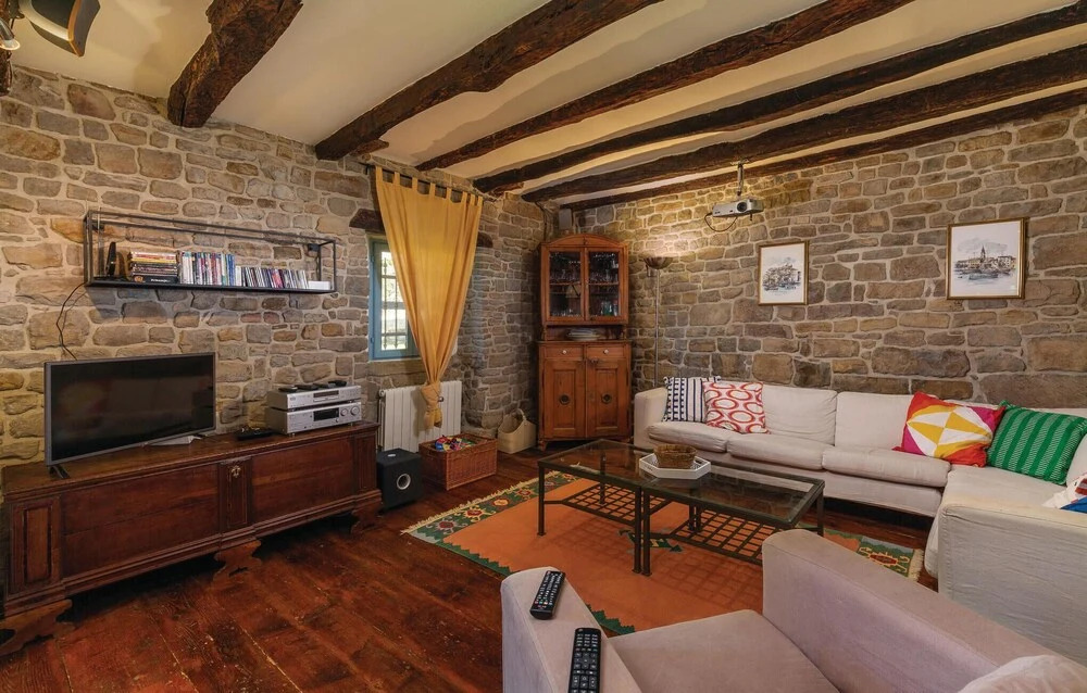 Stunning Home in Groznjan With Wifi and 3 Bedrooms