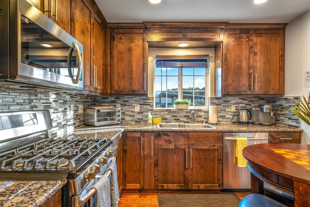 Fully Updated 3 BDR Seaside Home Minutes to Beach!
