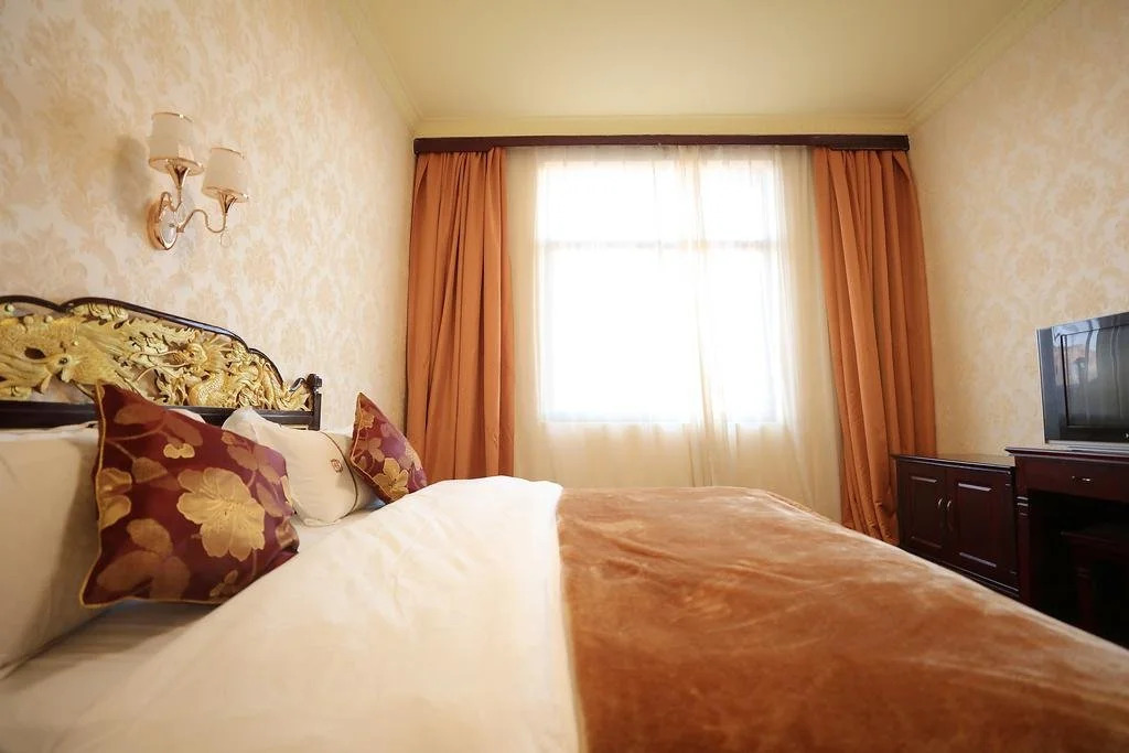 Lugu Lake Mosuo Park Hotel