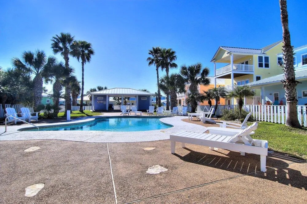 Tropical Niche 3 Bedroom Home by Redawning