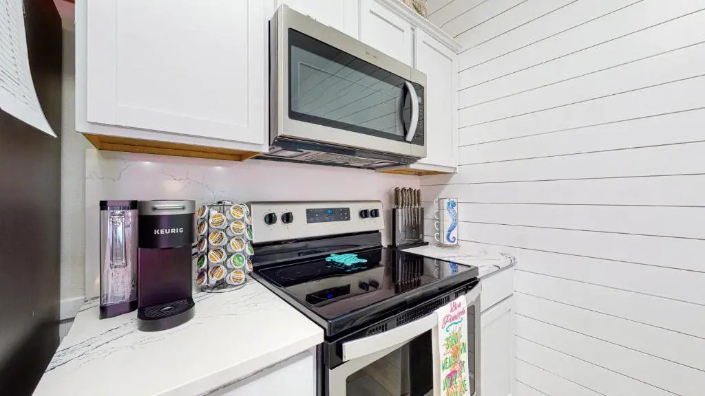 BC102 Beautifully Decorated Townhome, Heated Shared Pool, 1 Minute to Beach