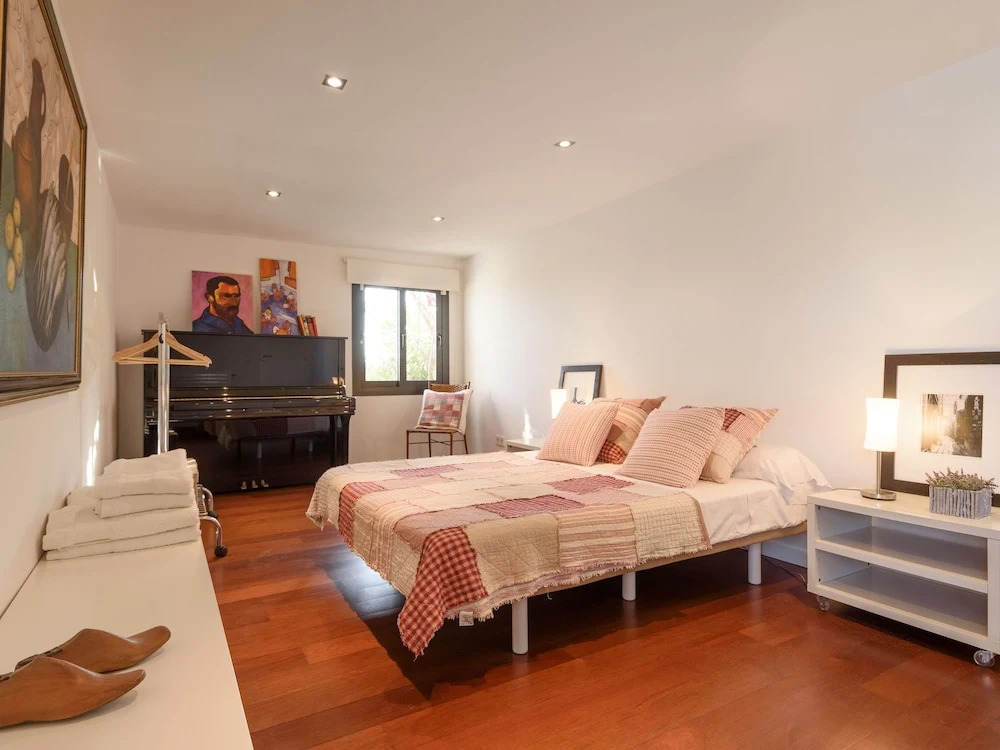 Posh Holiday Home With Pool, Library & Scenic Views in Jesus