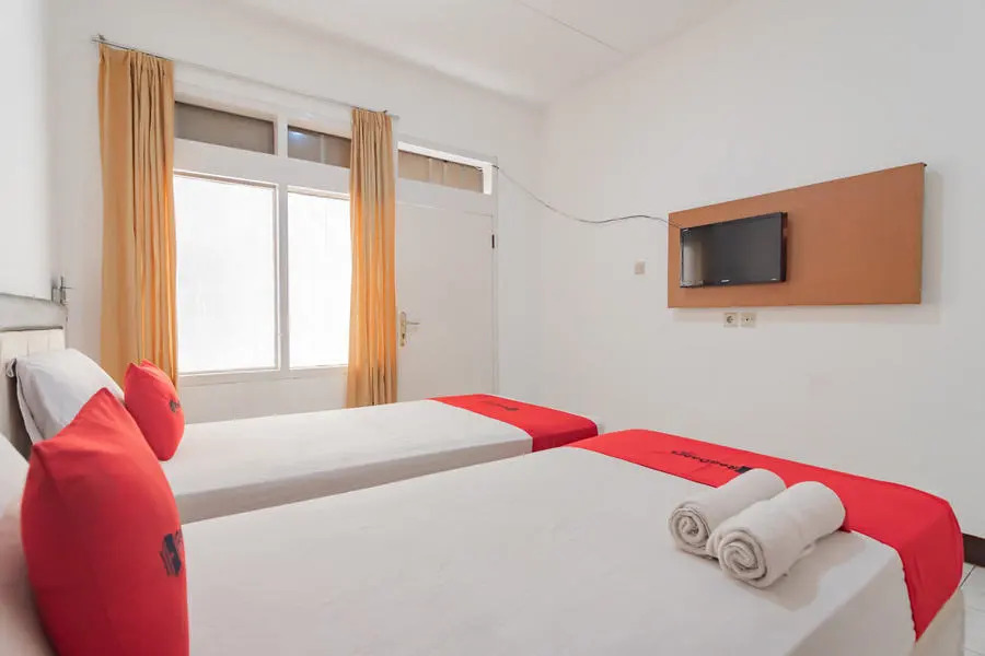 RedDoorz Syariah near BTC Fashion Mall