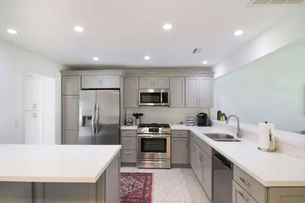 La Casa Blanca Minutes From the Beach!