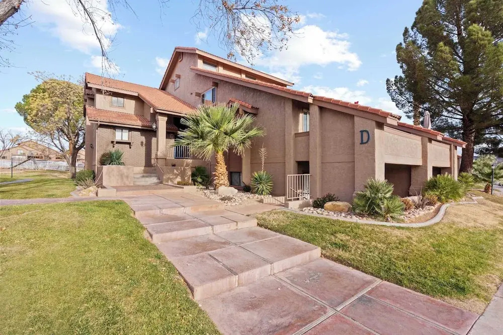 Hikers Hideaway Cozy Resort Condo w/ Pool & More