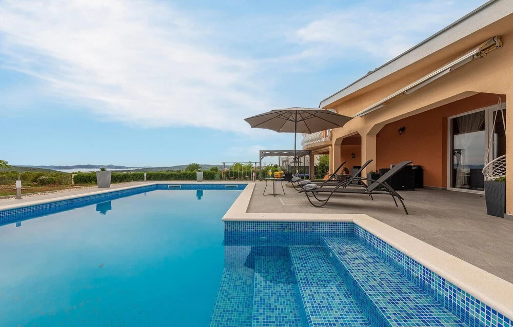 Luxurious Home In Debeljak, Sukosan