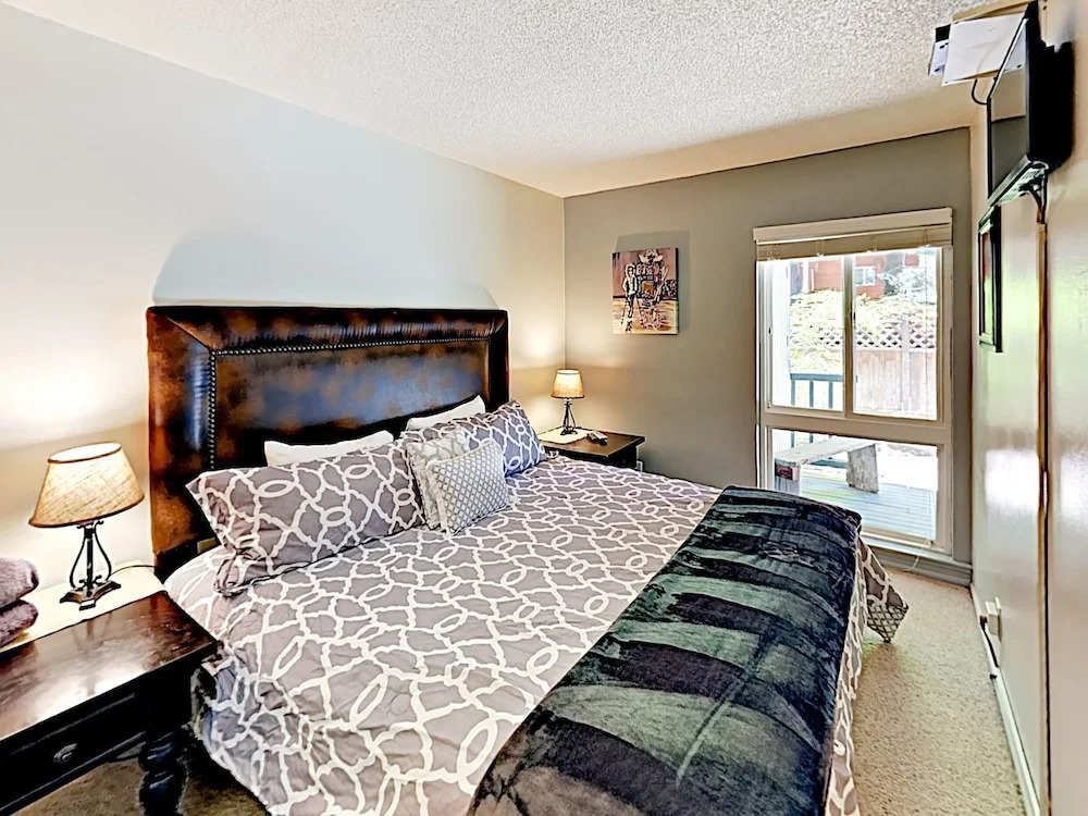 New Listing! Stylish 3-Story Condo Near Ski Resorts Condo