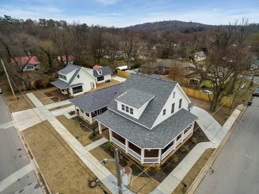 The SoFay Farmhouse - 1 Mile From U of A - Luxury Amenities