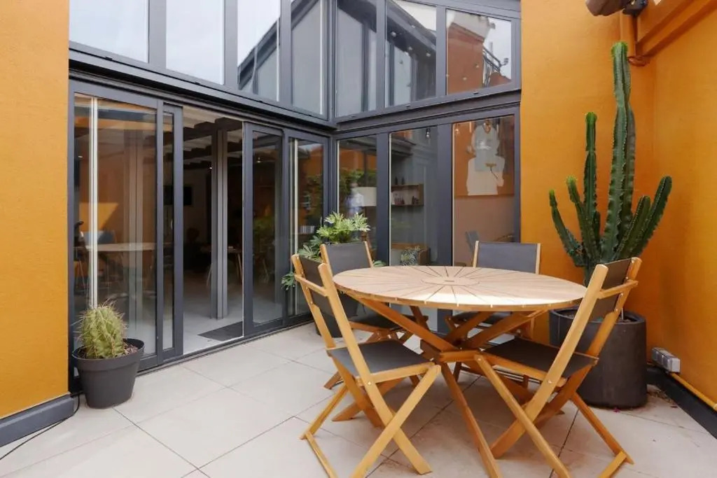 Air-conditioned duplex apartment with furnished terrace in the city center