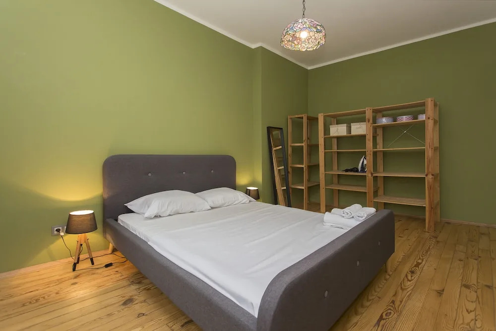 Colorful 2bdr Apartment in the City Center