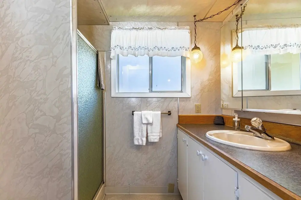 Private Beach Access + Water Views! Sleeps 18, Historic 6bdr Farmhouse w/ Deck