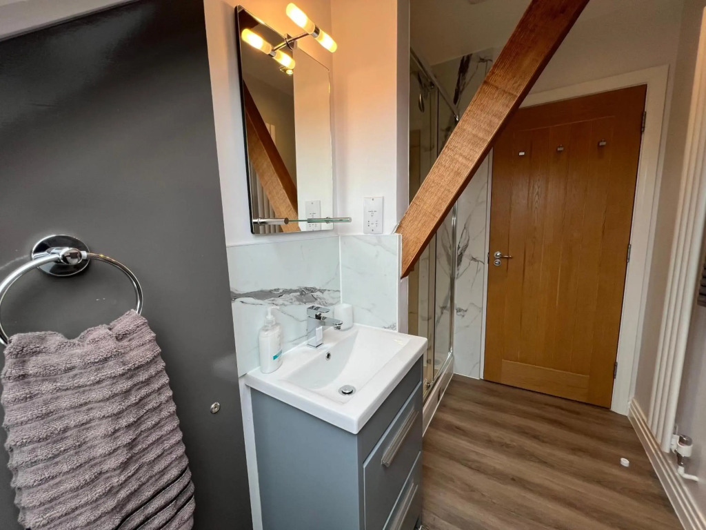 Delightful 1 bedroom Split-Level Apt in Glastonbury Town Centre