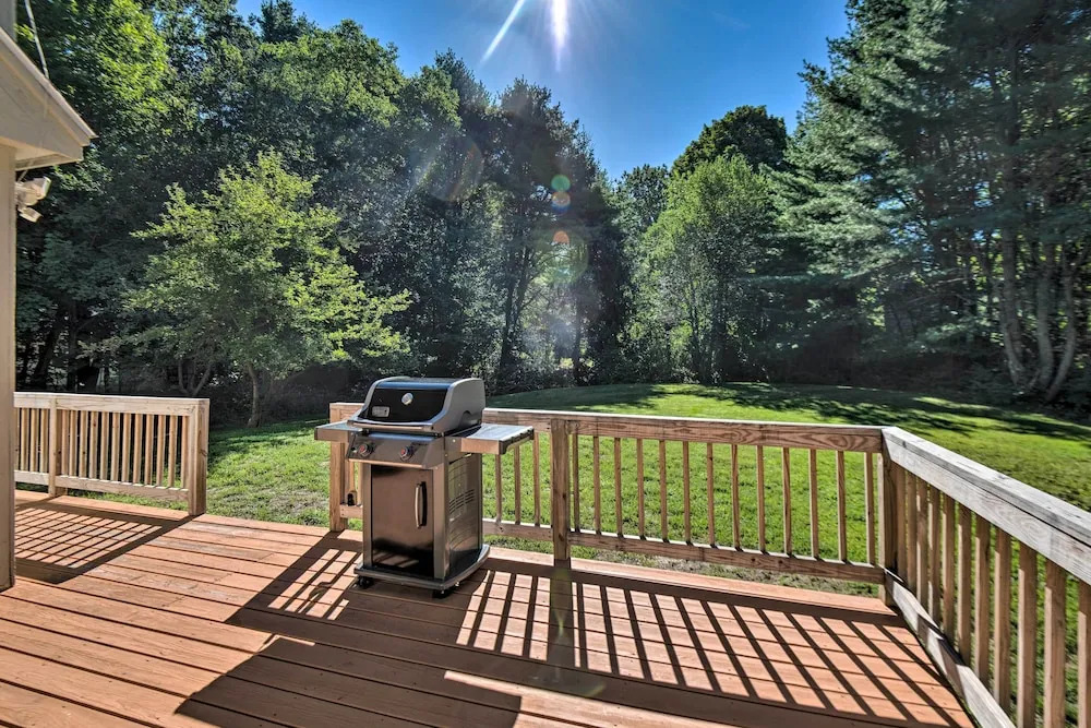Charming Saco Home w/ Deck, 5 Mi to Beach!