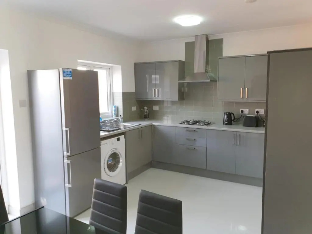 Large 4bed house up to 7beds parking Slough Train Station