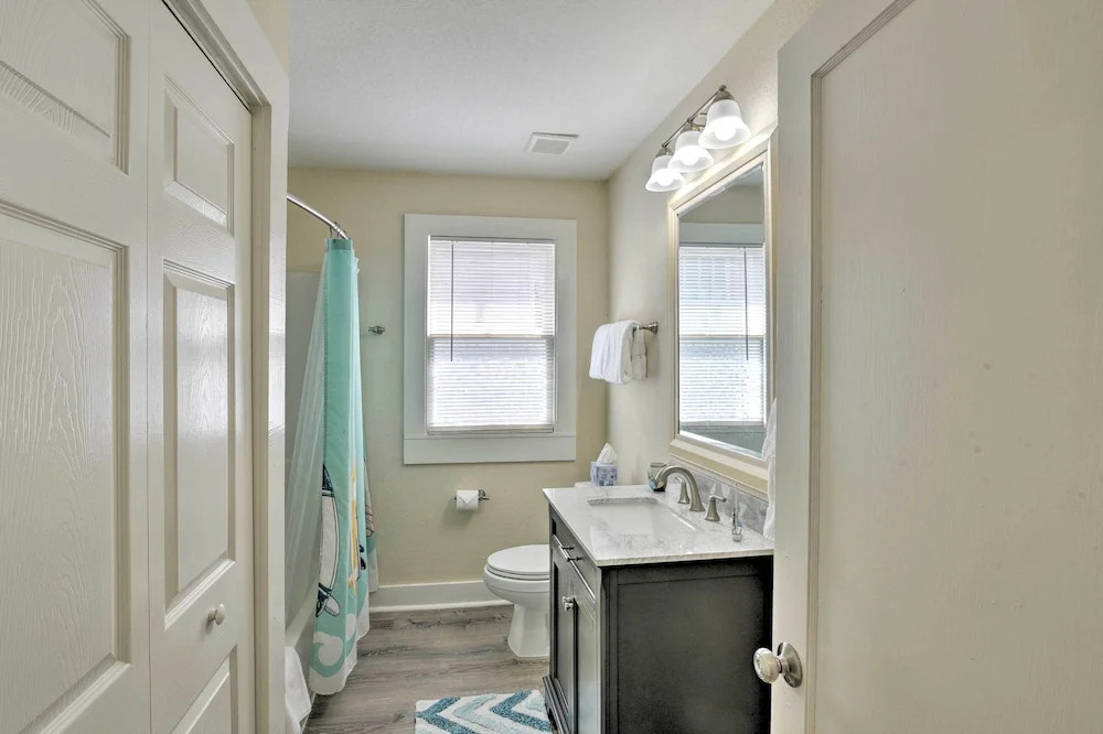 Bright Galveston Bungalow: 1/2 Mi to Pleasure Pier