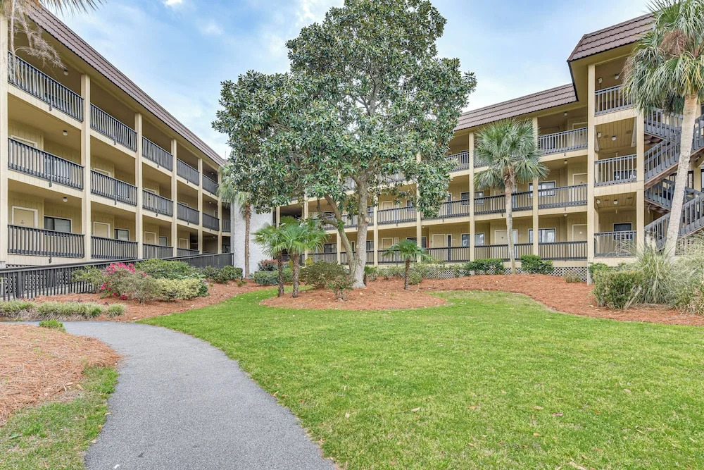 Poolside Bliss, Beach Strolls! Hilton Head Retreat