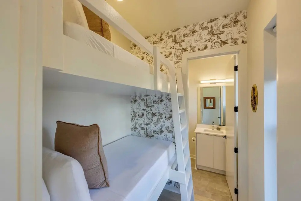 Sleeps 16 2 Modern Townhomes, Minutes to Broadway Lischey & 98 Degrees by Avantstay