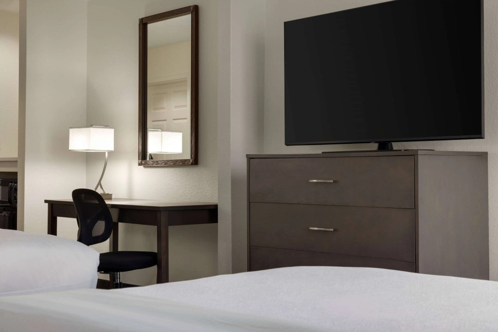 La Quinta Inn & Suites by Wyndham Springfield Airport Rte 66