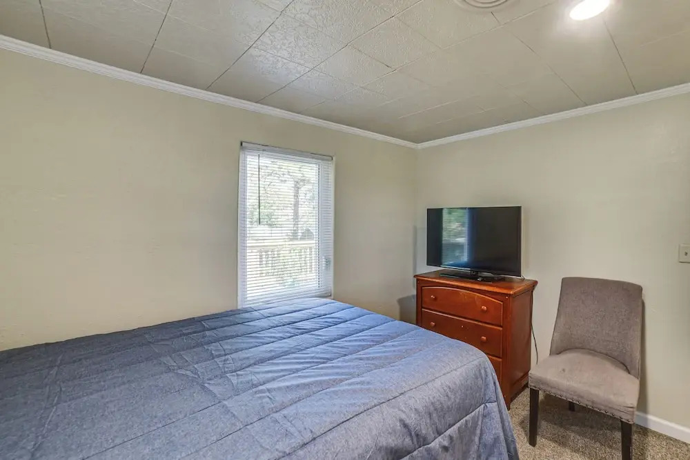 Walk to River: Oacoma Home w/ Dog-friendly Yard!