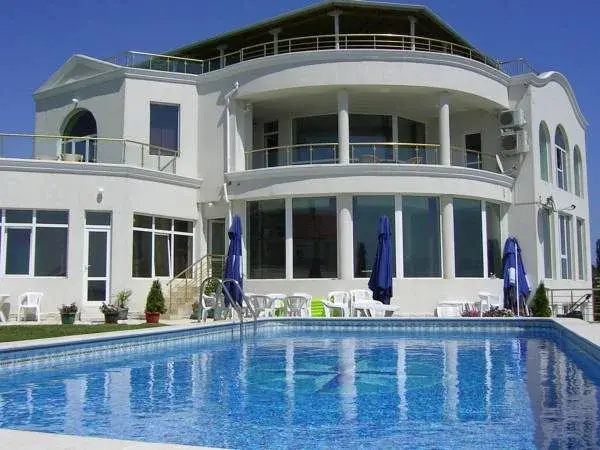 The Moonlight House (Lunnata kyshta)