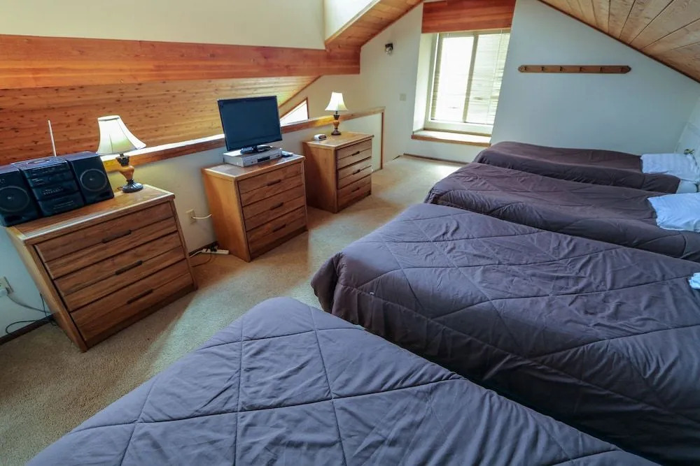 Snowflower 68 Spacious End Unit With Great Complex Amenities, Quiet Location by RedAwning